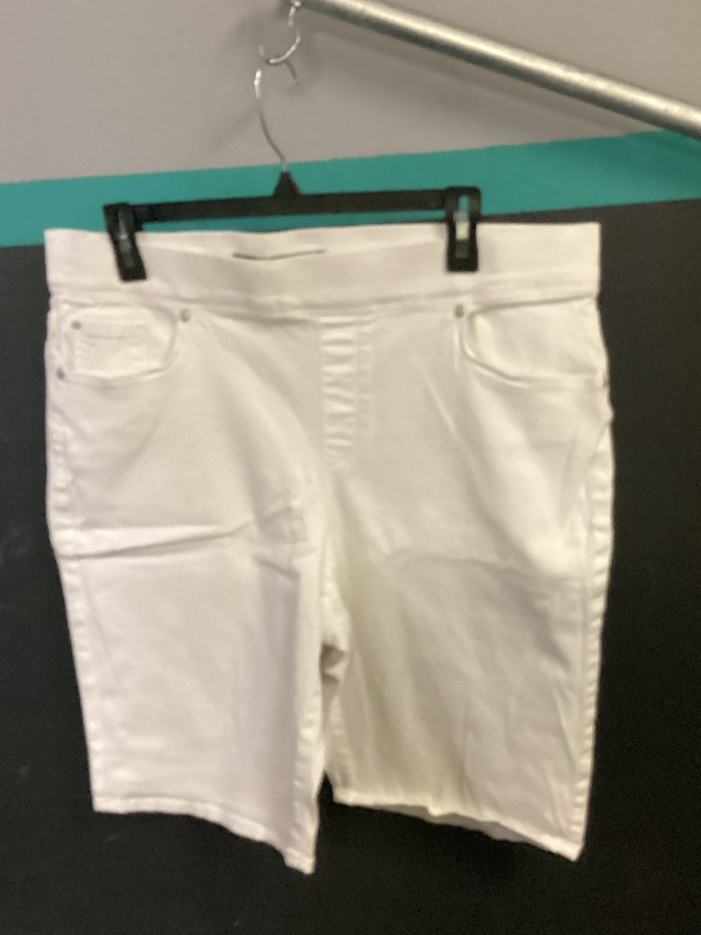 Gloria Vanderbilt White Bermuda Shorts 8” Inseam